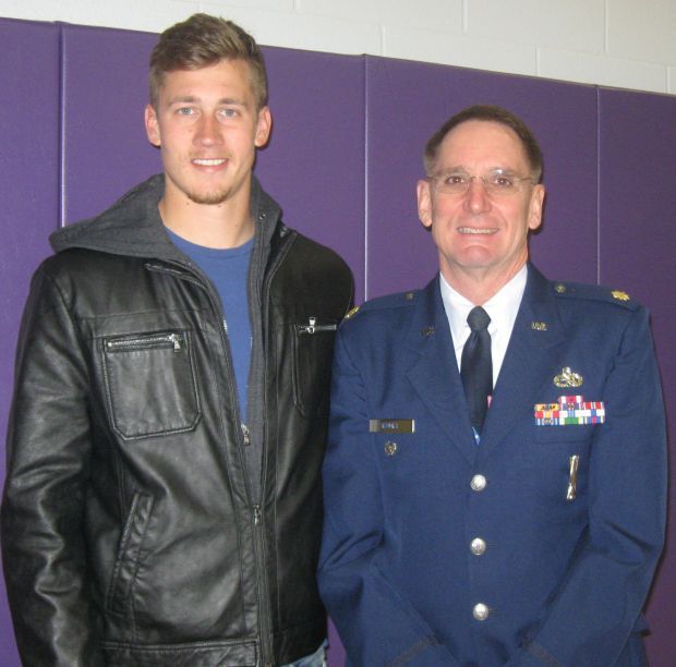 Iddings Elementary School makes Veterans Day a banner event